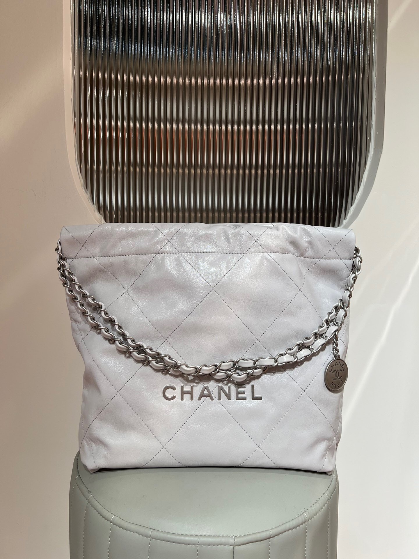Chanel 22 handbag in quilted white calfskin with a silver-tone chain strap