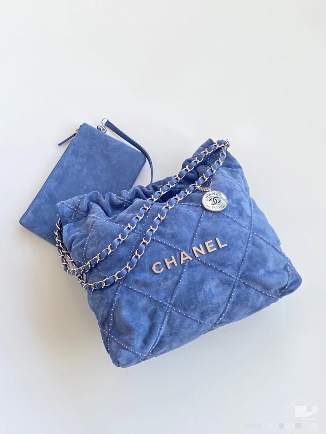 Chanel 22 shoulder bag in blue suede