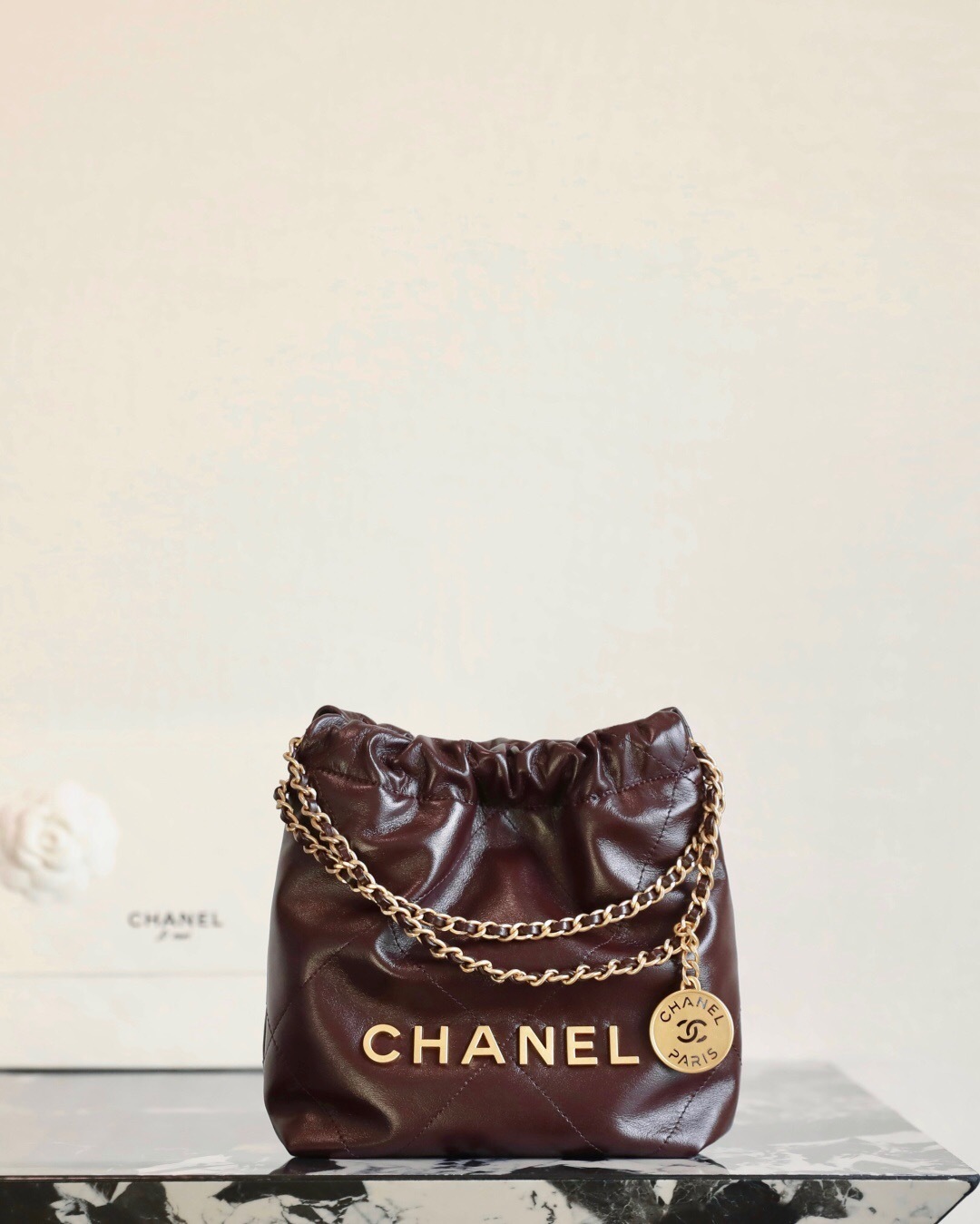 Chanel 22 bag in shiny calfskin with gold-tone metal hardware shoulder bag