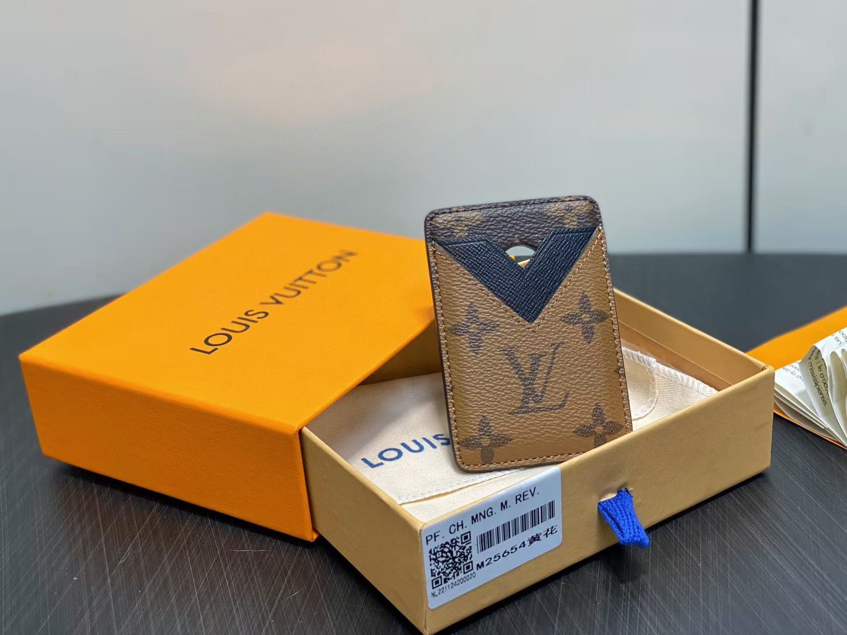 LV M25654 Magnetic card holder