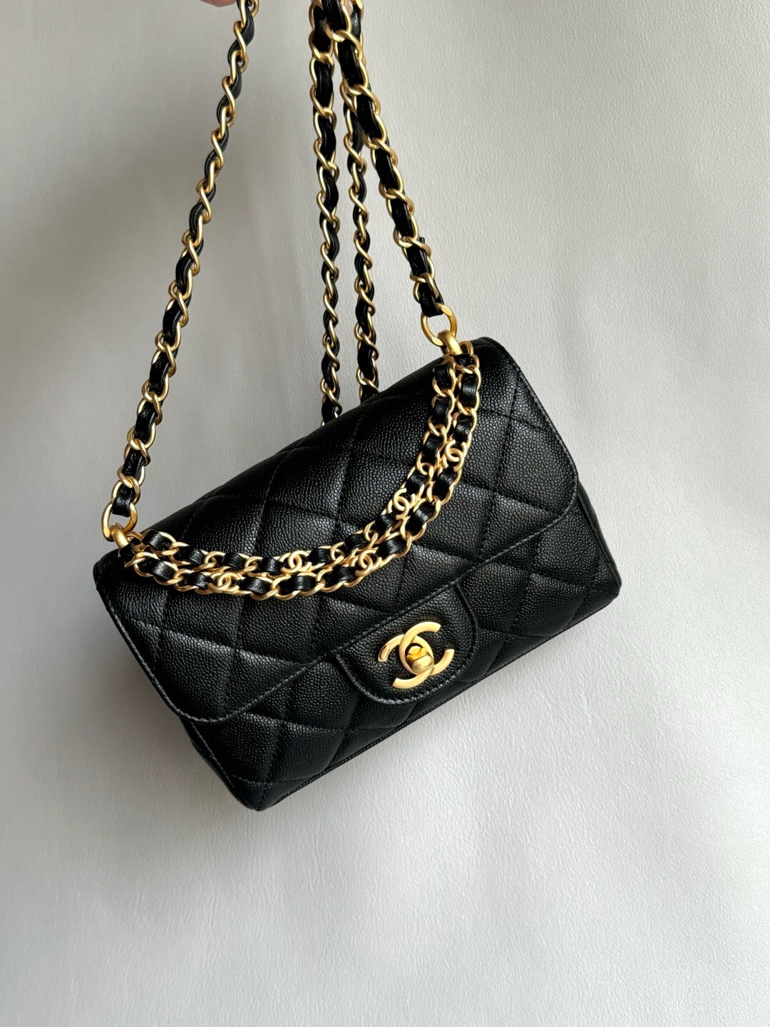 Chanel 25 handbag in black leather with a gold chain strap shoulder bag