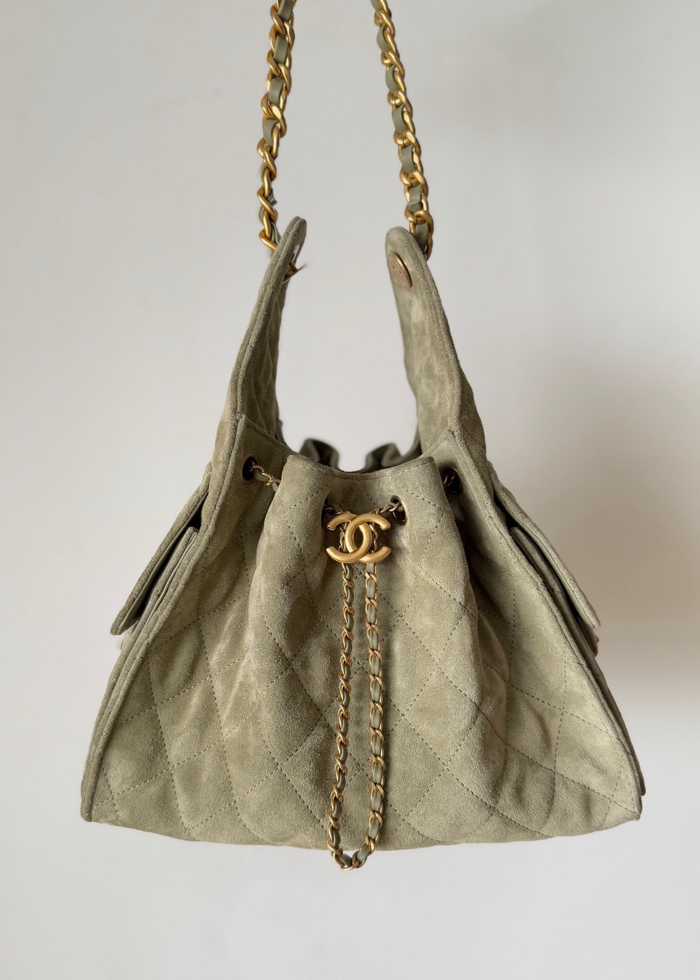 Chanel 25 handbag Maxi Hobo Bag, in a light-colored, quilted leather.