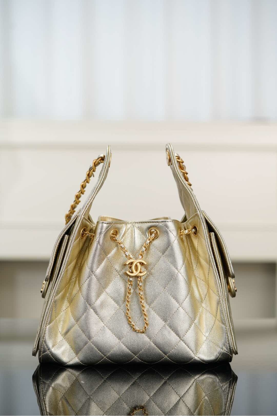 Chanel 25 handbag Maxi Hobo Bag, in a light-colored, quilted leather.