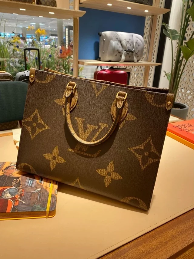 LV OnTheGo MM tote bag in Monogram canvas