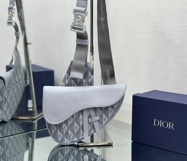Dior Saddle Bag with the Dior Oblique motif shoulder bag