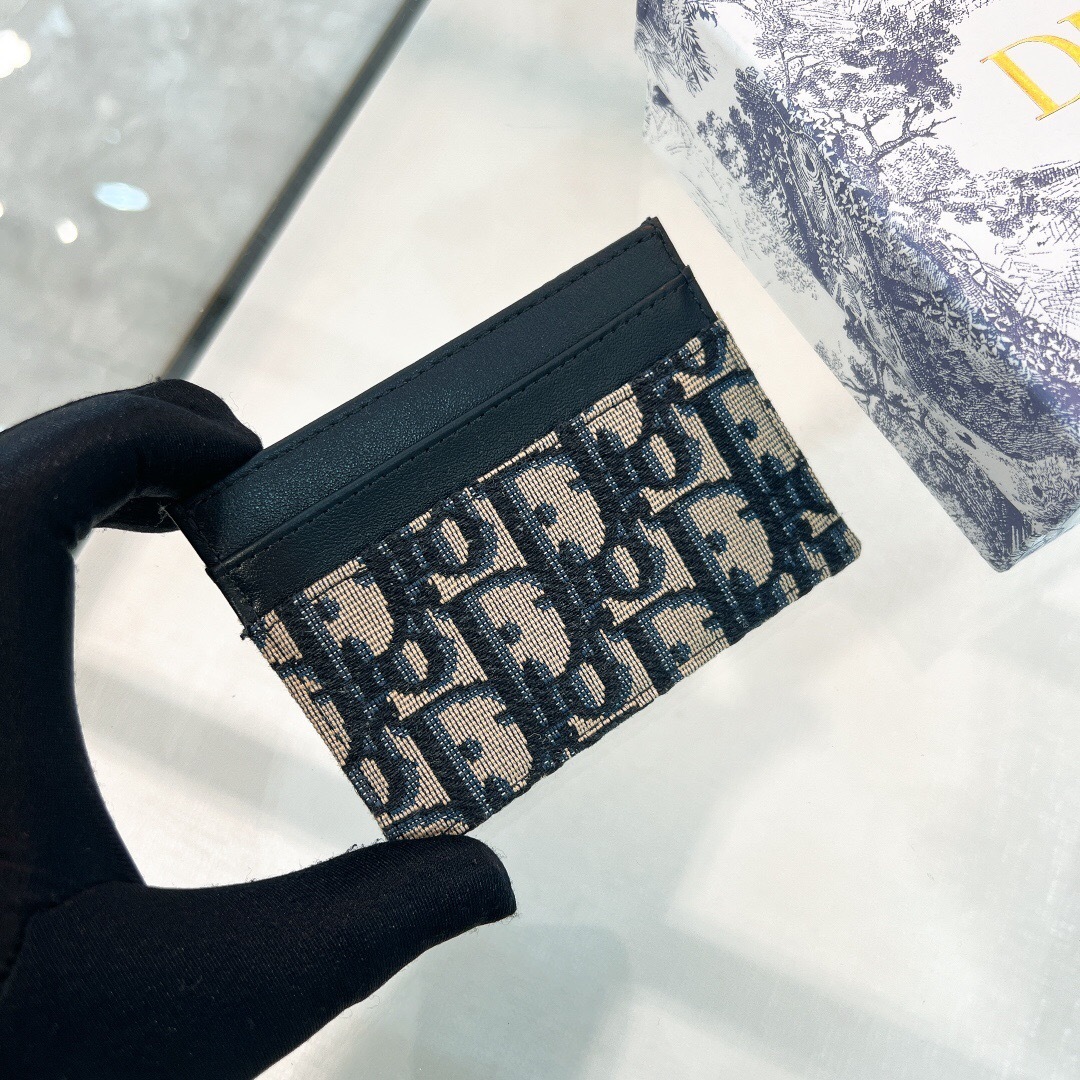 Dior 30 Montaigne Freesia Card Holder.