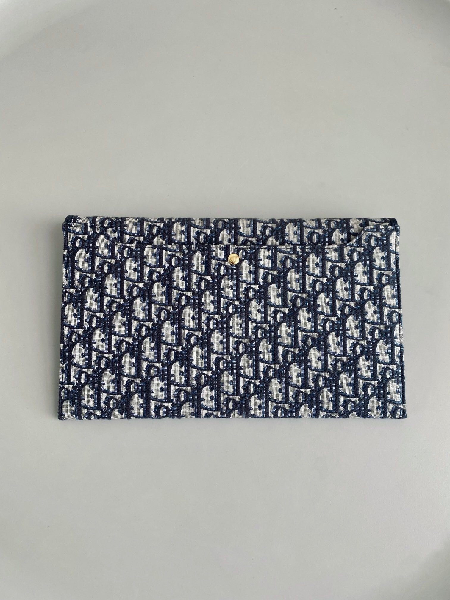 Dior 30 Montaigne Avenue Flap Pouch in blue Dior Oblique jacquard canvas.