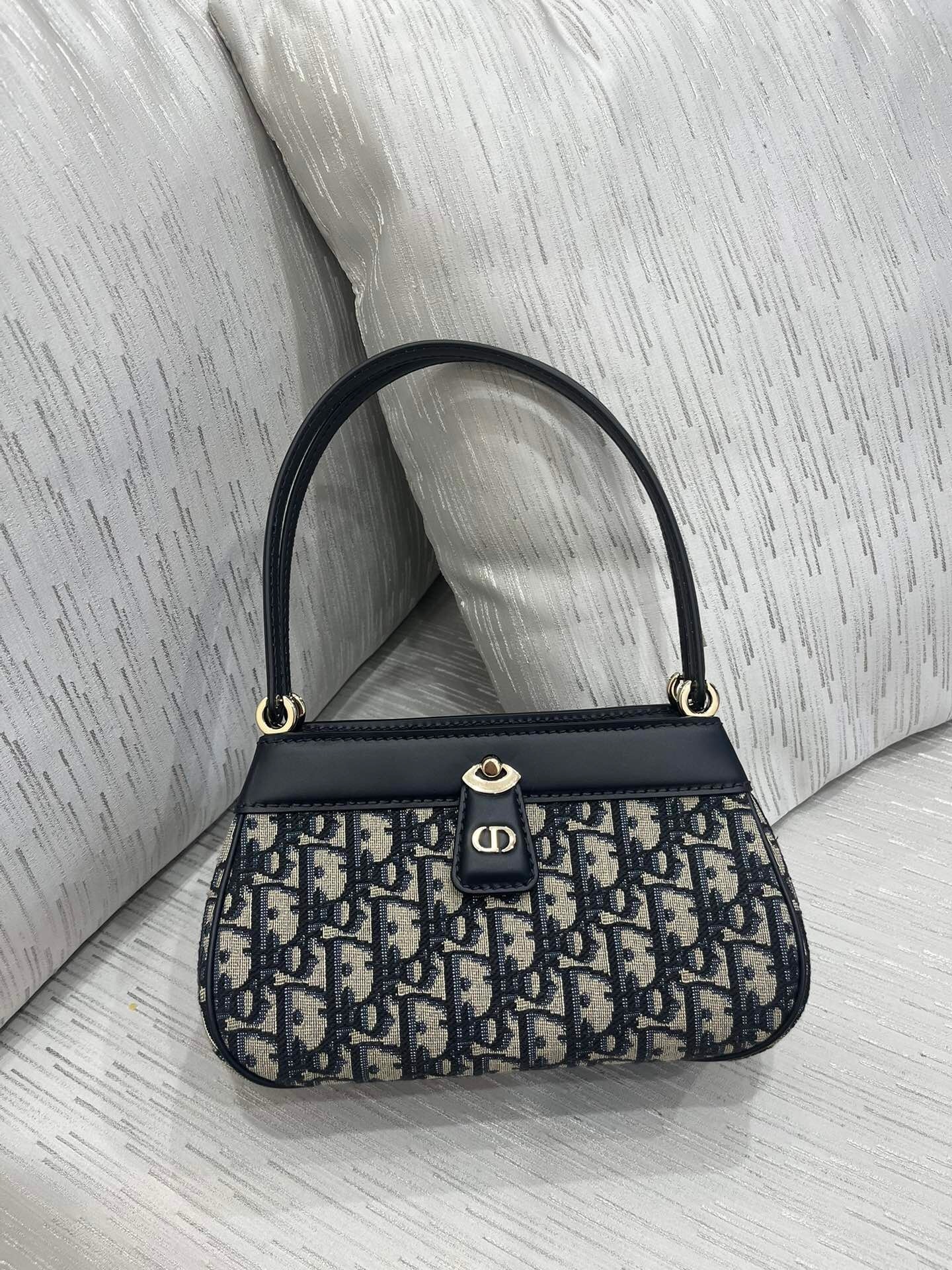 Dior Key tote bag in blue Dior Oblique jacquard.
