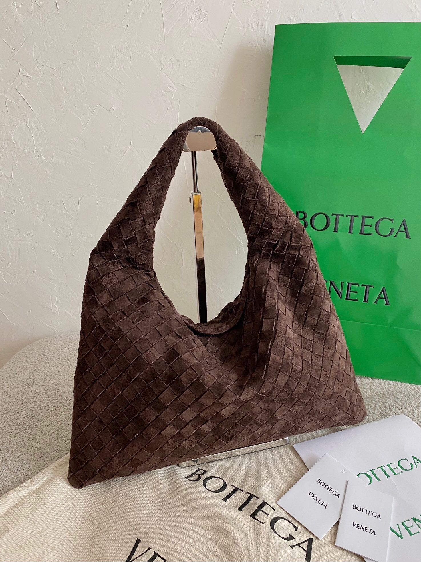 Bottega Veneta Large Hop shoulder bag in brown suede with an Intrecciato pattern