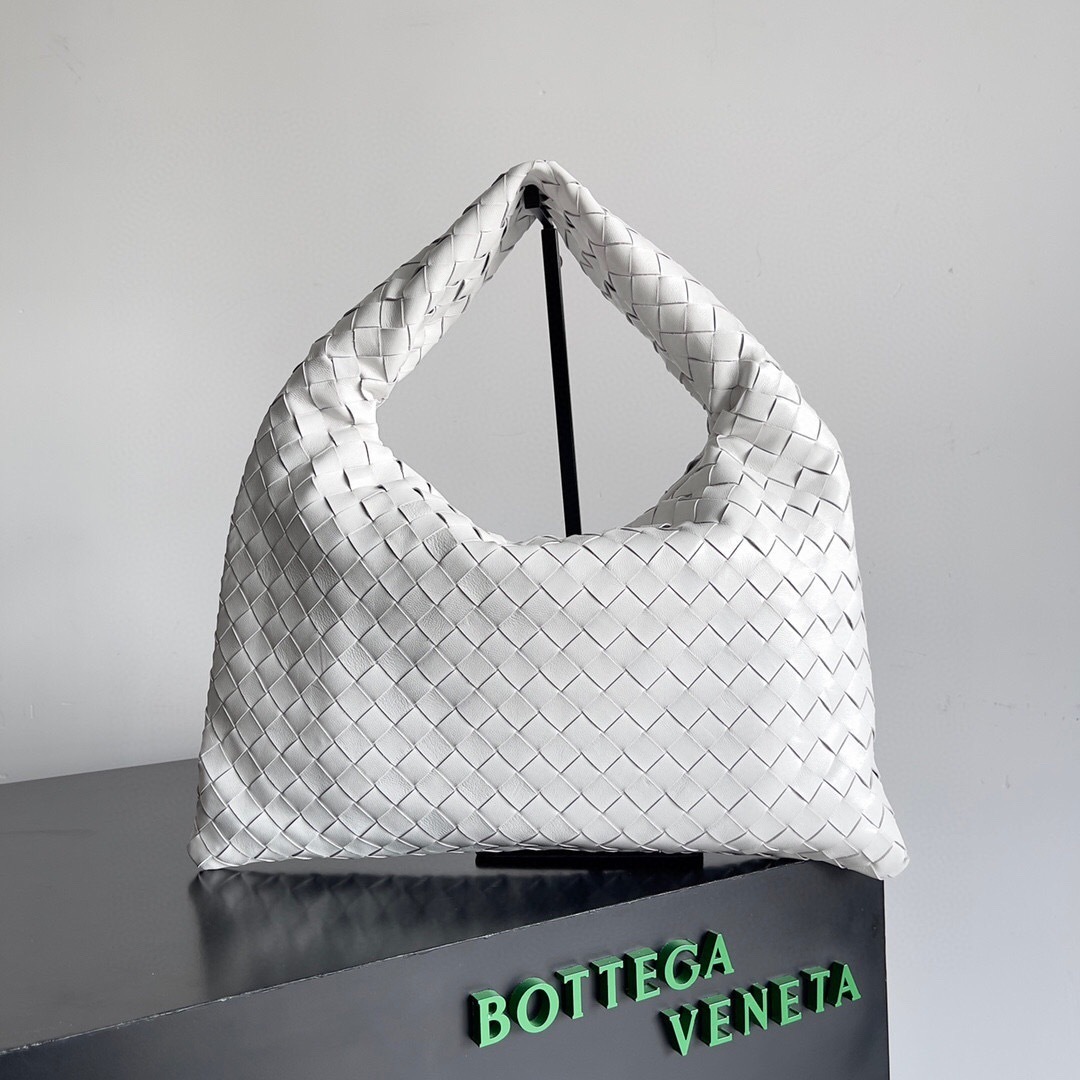 Bottega Veneta Hop bag in white intrecciato leather