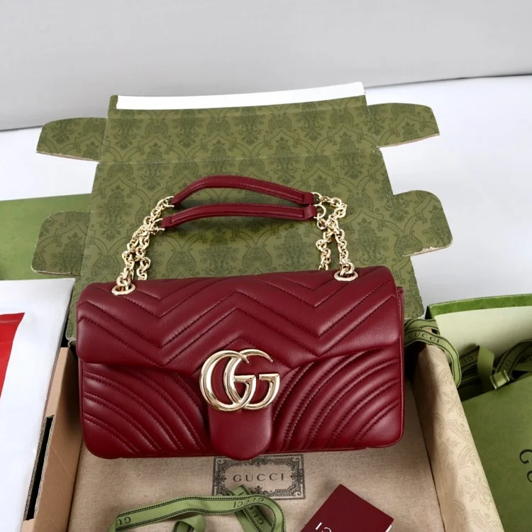 Gucci GG Marmont medium shoulder bag in Rosso Ancora red