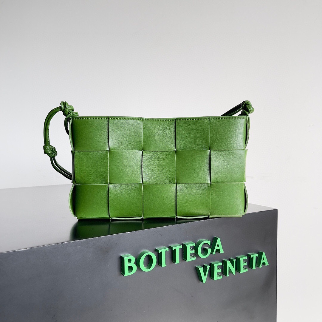 Bottega Veneta Cassette crossbody bag in green leather