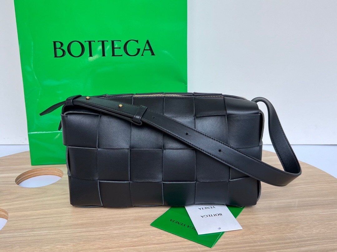 Bottega Veneta Black Cassette Bag made of intreccio-woven grained lambskin shoulder bag