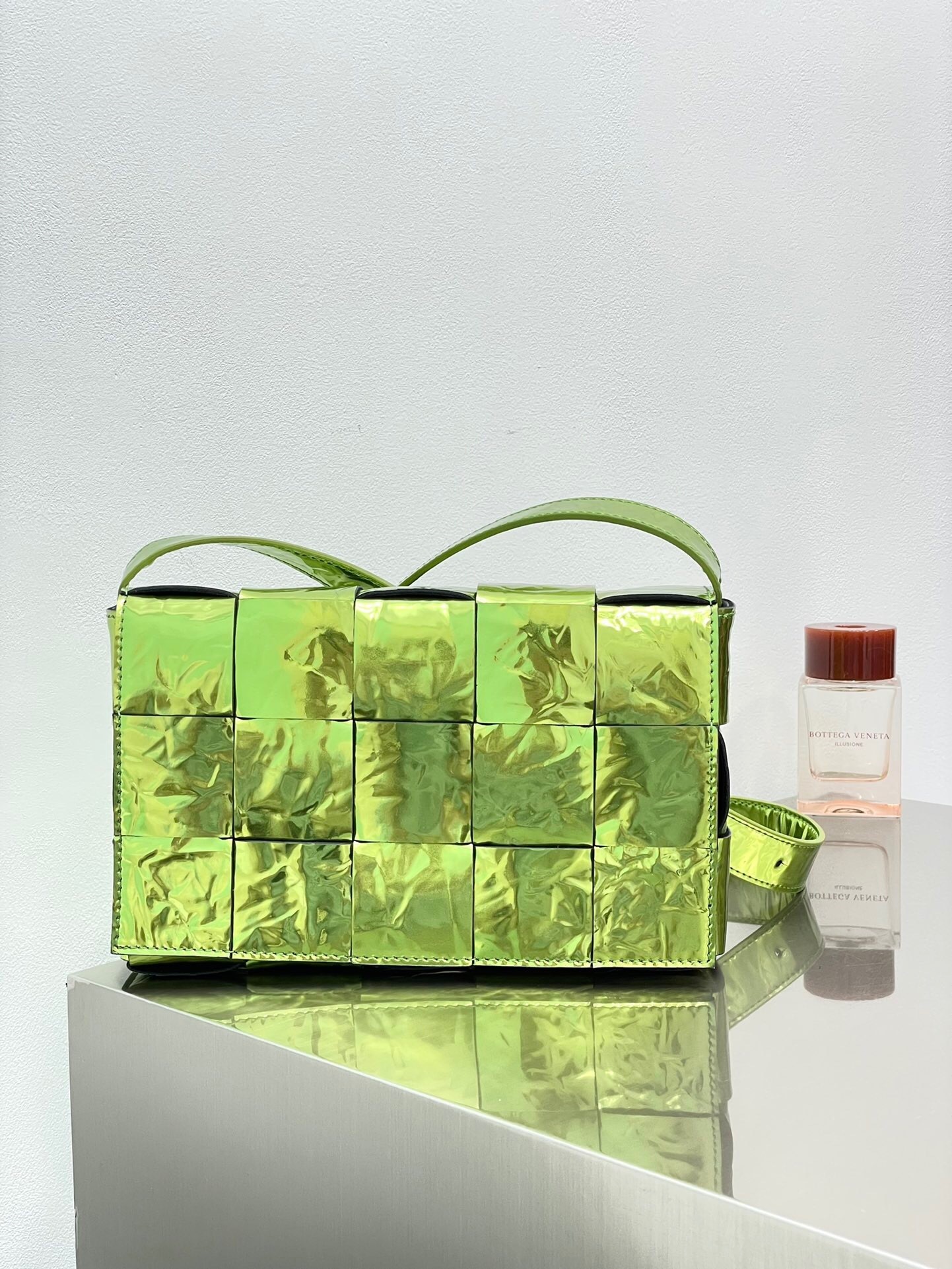 Bottega Veneta Metallic Crushed Calfskin Maxi Intrecciato Cassette Crossbody shoulder Bag in Chlorophyll.