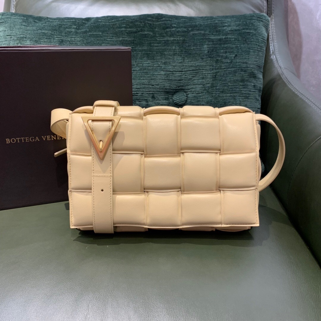 Bottega Veneta Padded Cassette bag in beige intrecciato leather shoulder bag