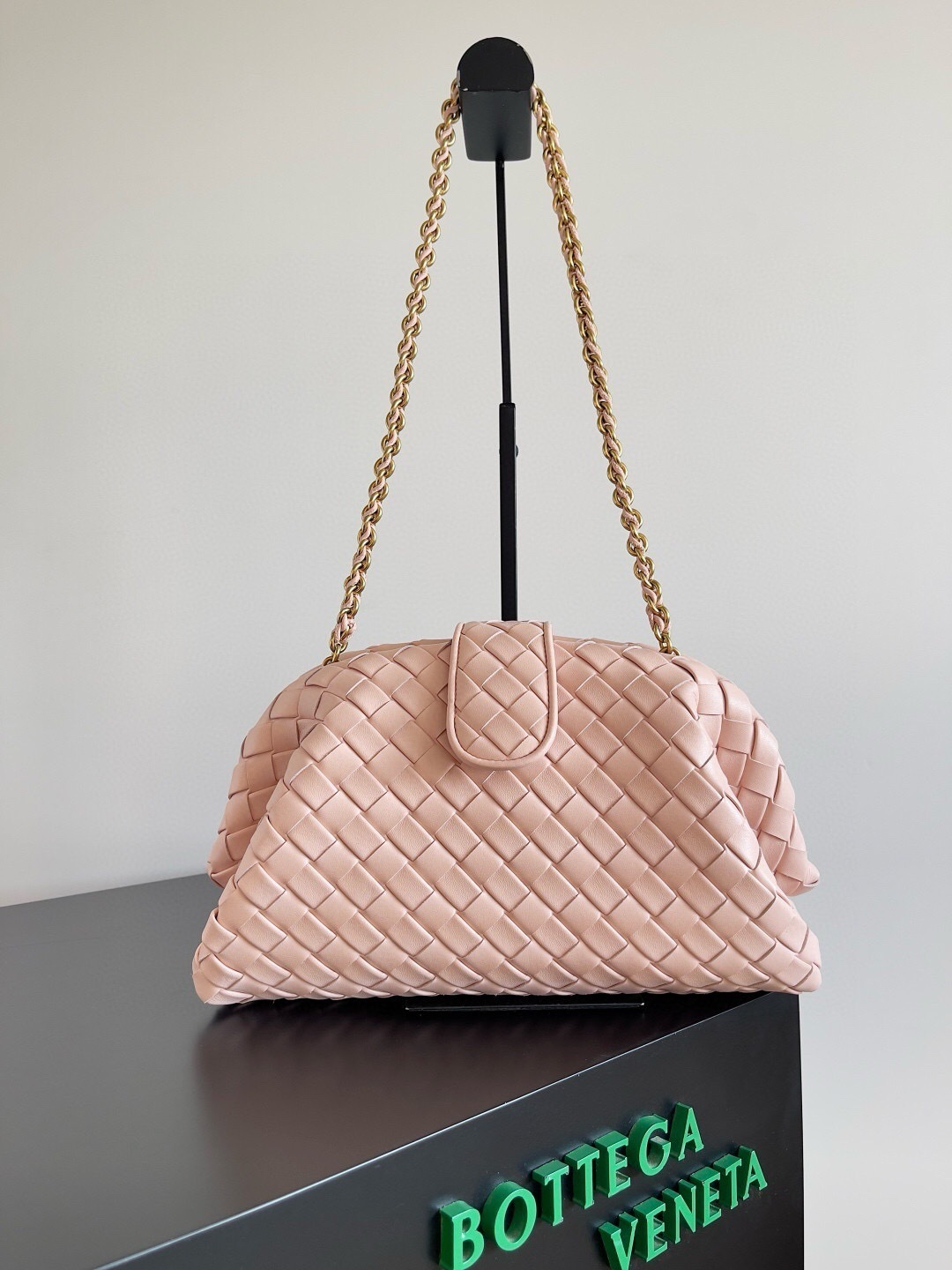Bottega Veneta Small Lauren 1980 clutch bag in pink intrecciato leather with a chain strap