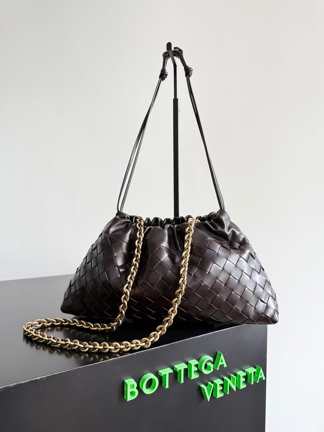 Bottega Veneta bag with an intrecciato weave and a gold-tone chain strap shoulder bag