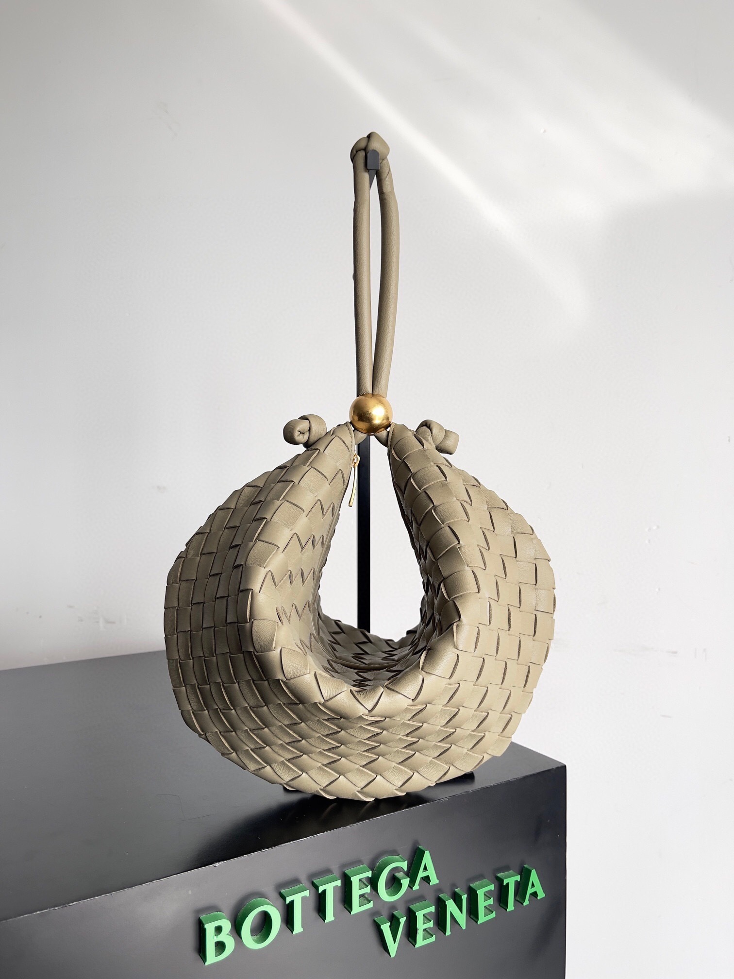 Bottega Veneta Medium Turn Pouch in biege Intrecciato leather.