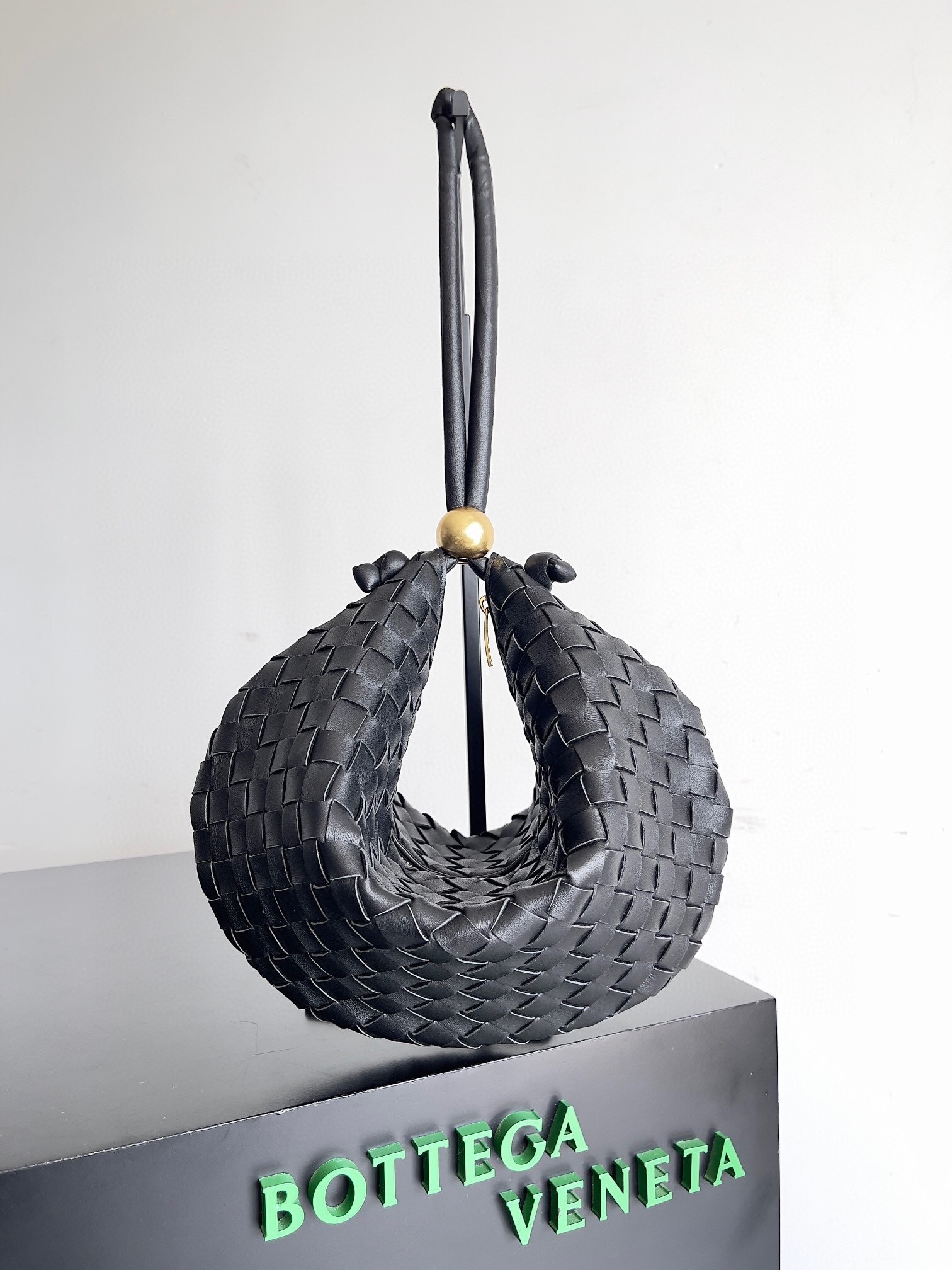 Bottega Veneta Medium Turn Pouch in black Intrecciato leather