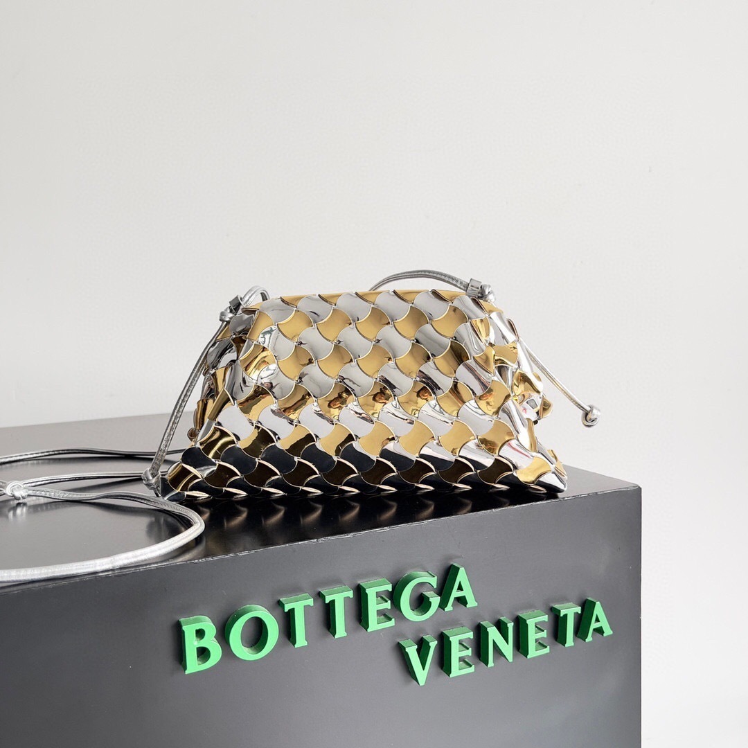Bottega Veneta Mini Pouch in metallic intrecciato nappa leather with a wavy bicolor Pavimento effect