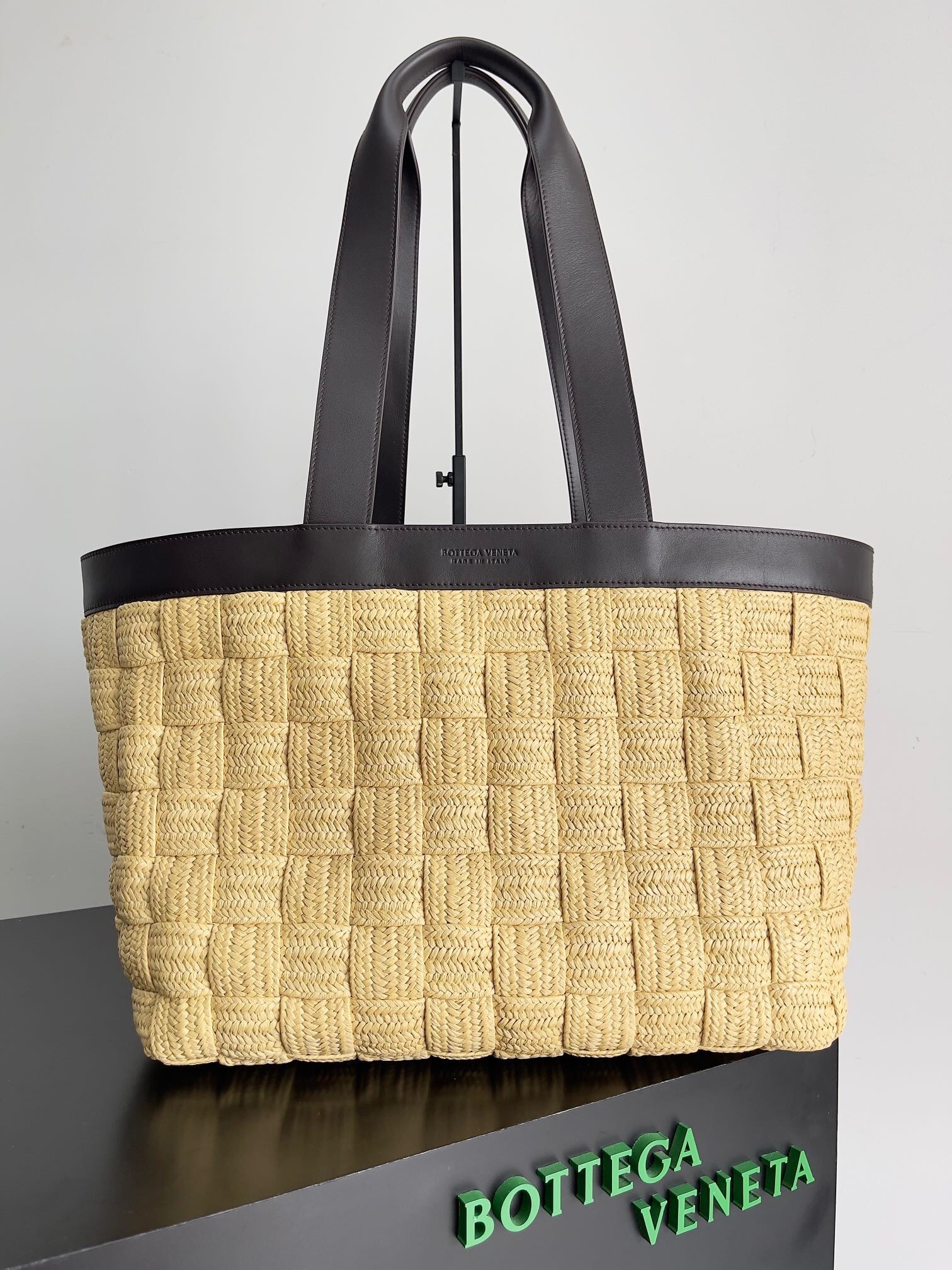 Bottega Veneta Cassette shopper tote bag in beige raffia and leather