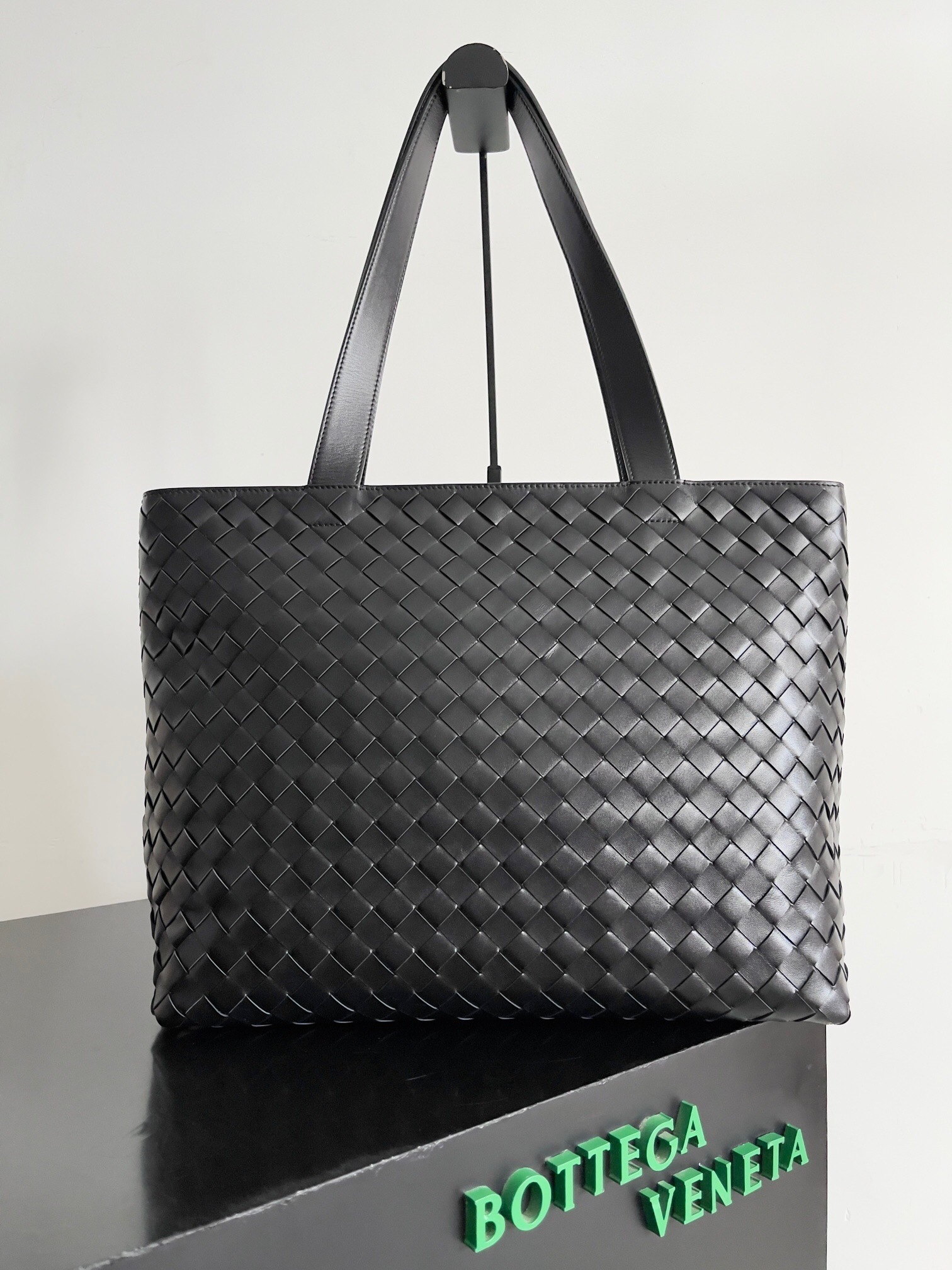 Bottega Veneta Small Intrecciato Zipped Tote bag in black calfskin leather