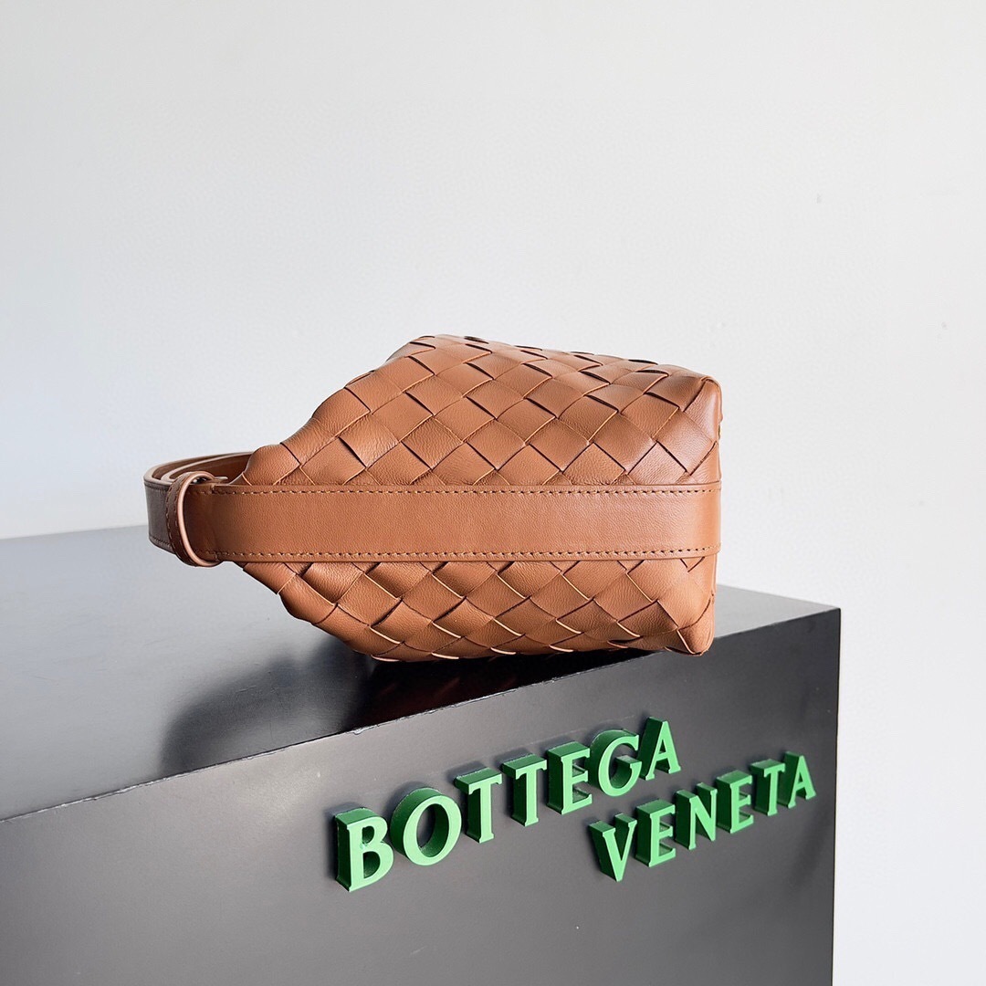 Bottega Veneta Mini Wallace top handle bag in brown Intrecciato leather