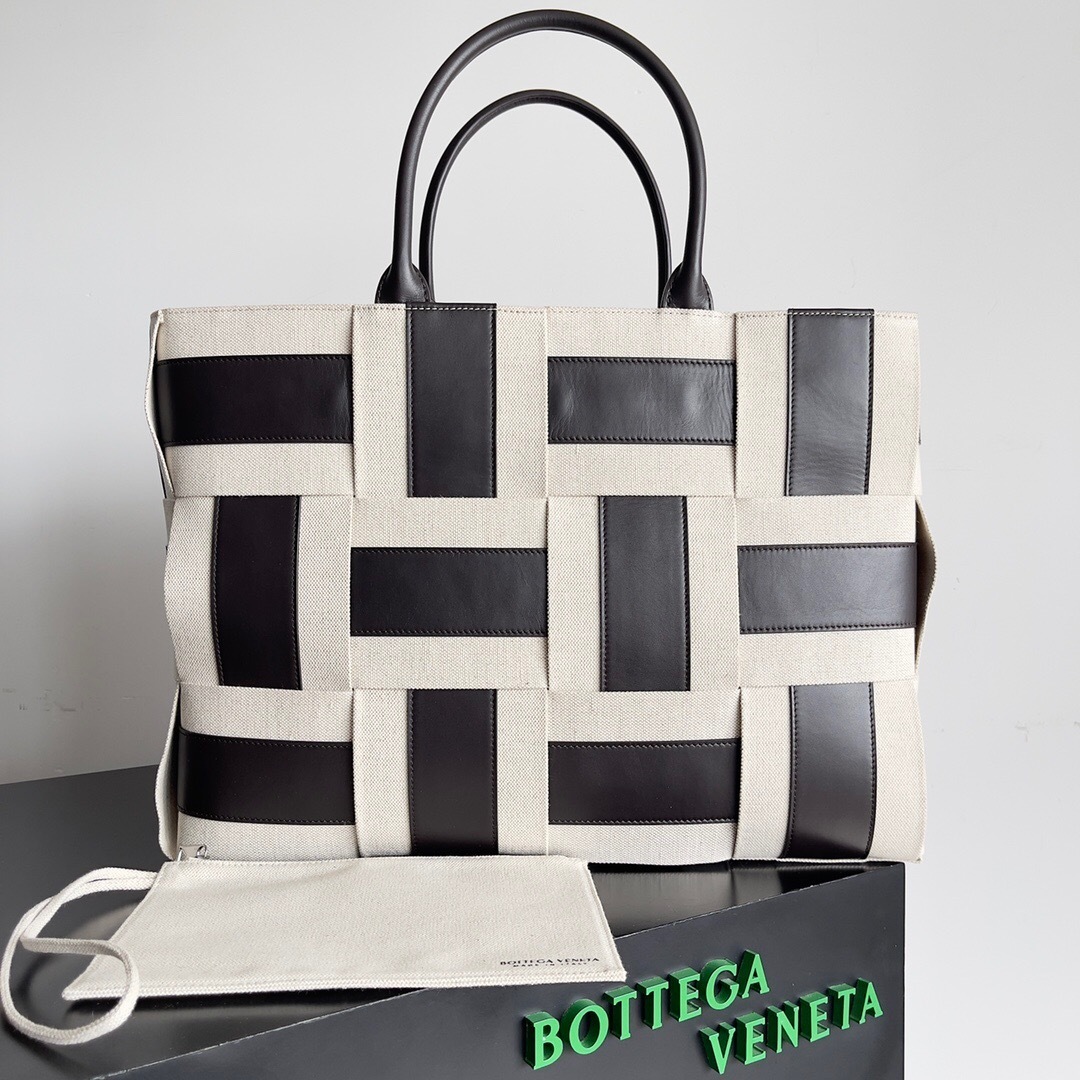 Bottega Veneta Arco tote bag with a black and white woven design