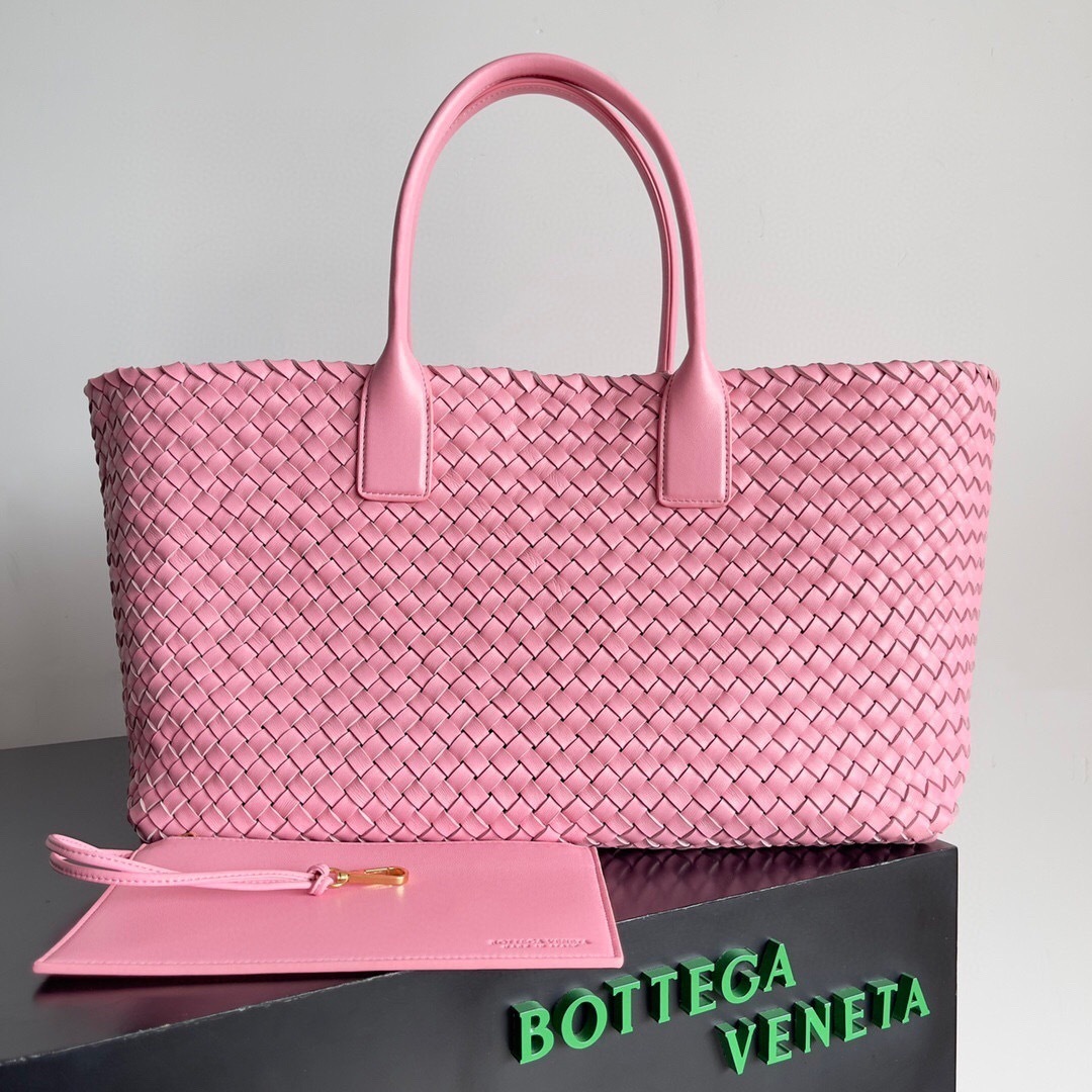 Bottega Veneta Cabat tote bag in pink leather with an Intrecciato woven design