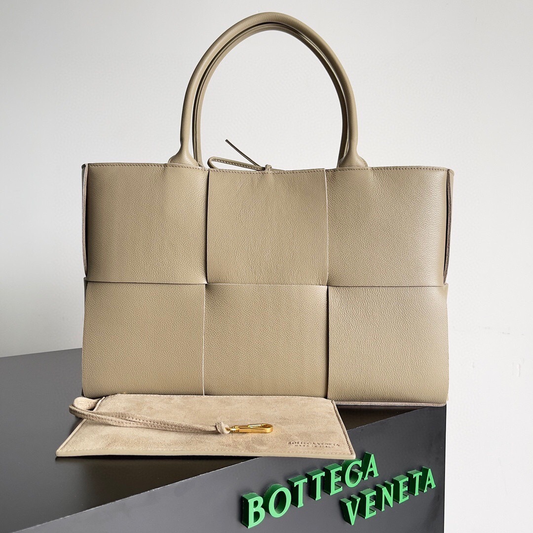 Bottega Veneta Arco tote bag in camel brown leather with a Maxi Intrecciato design