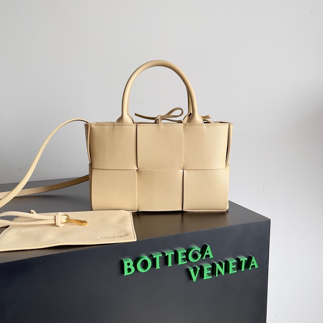 Bottega Veneta Arco tote bag in beige leather