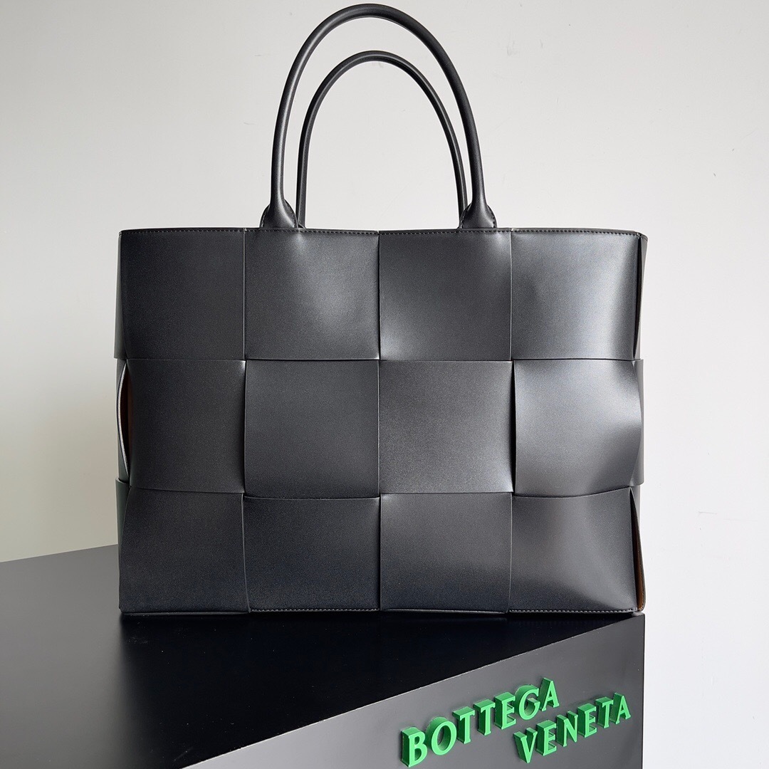 Bottega Veneta Arco tote bag in black leather