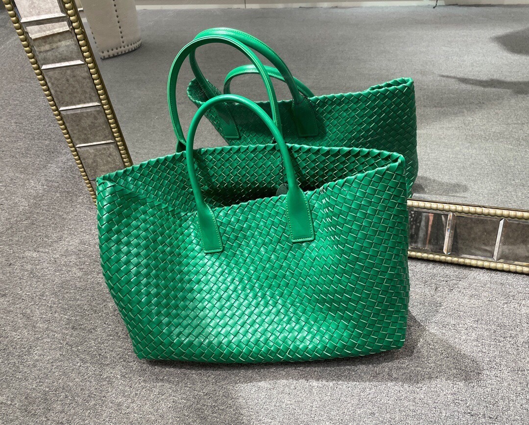 Bottega Veneta Cabat bag in green woven leather tote bag