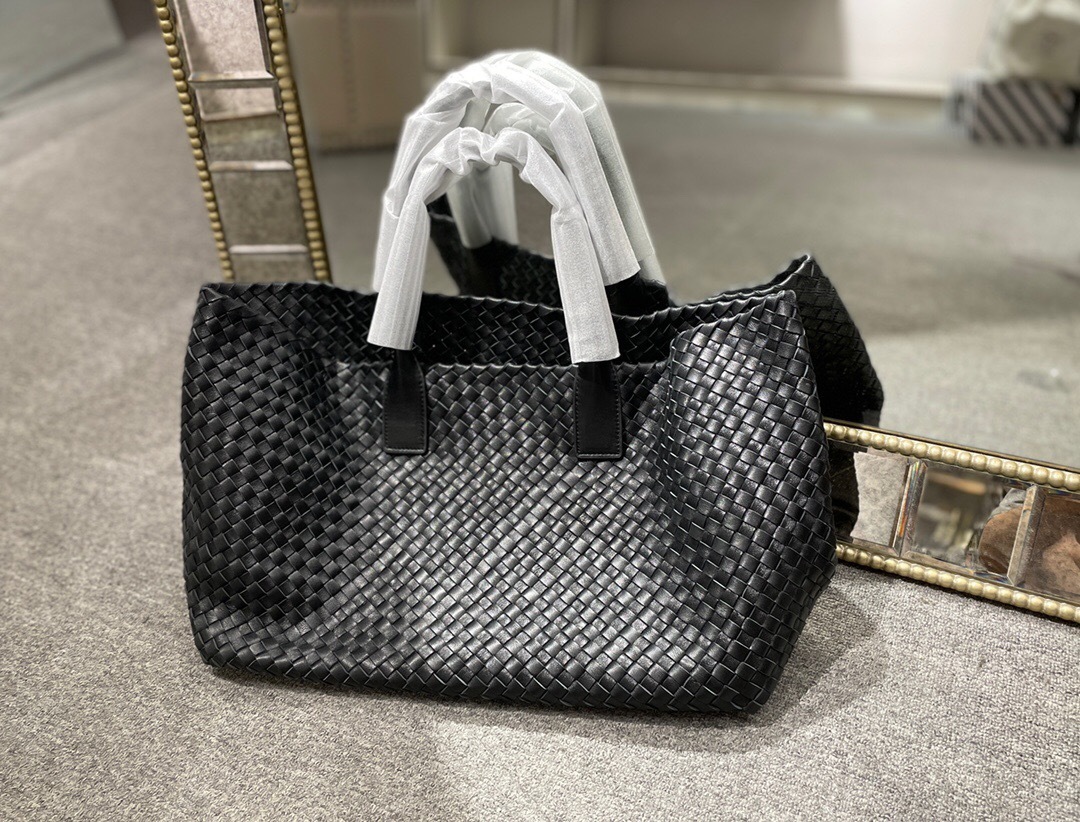 Bottega Veneta Cabat tote bag in black leather