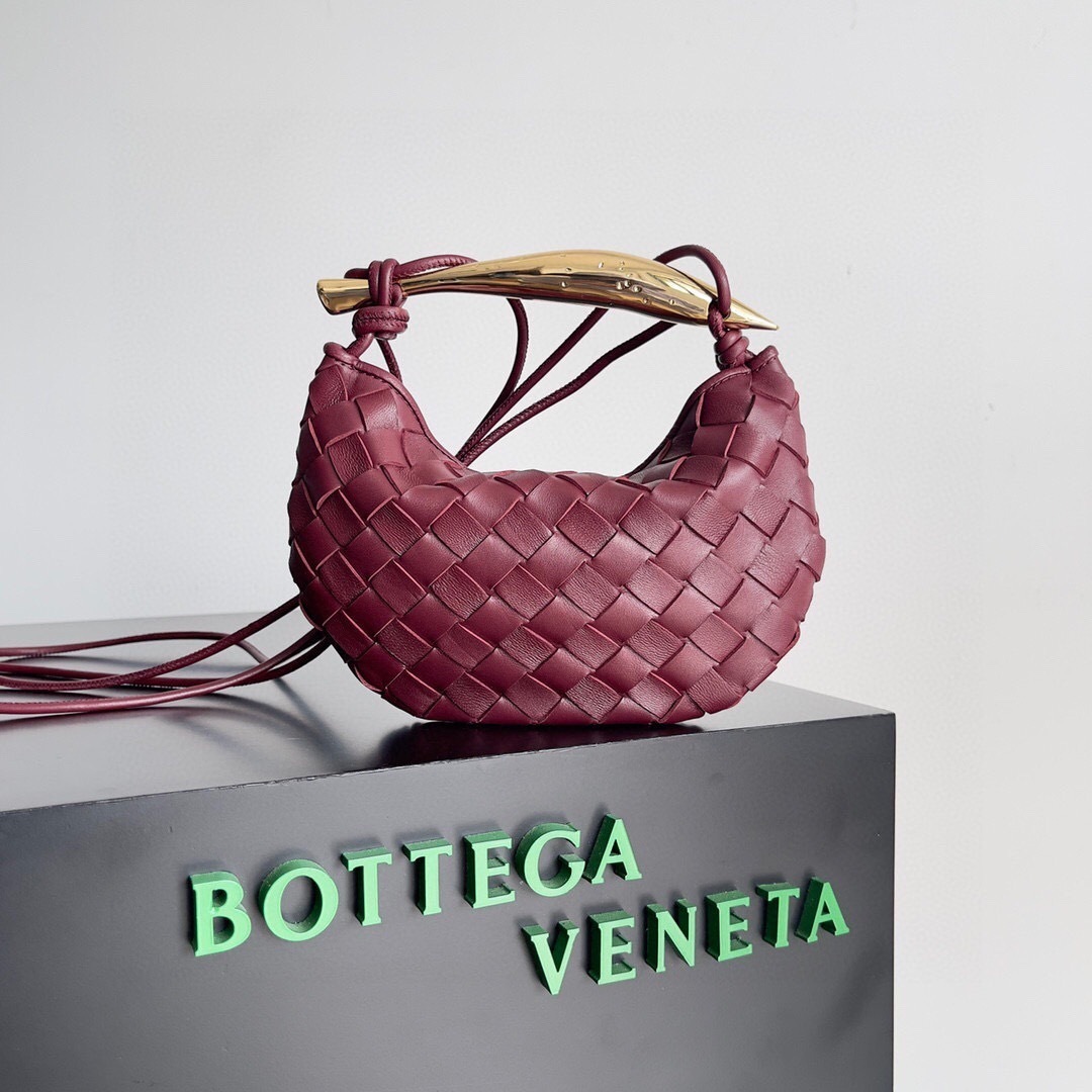Bottega Veneta Sardine bag in intrecciato leather with a metallic top handle