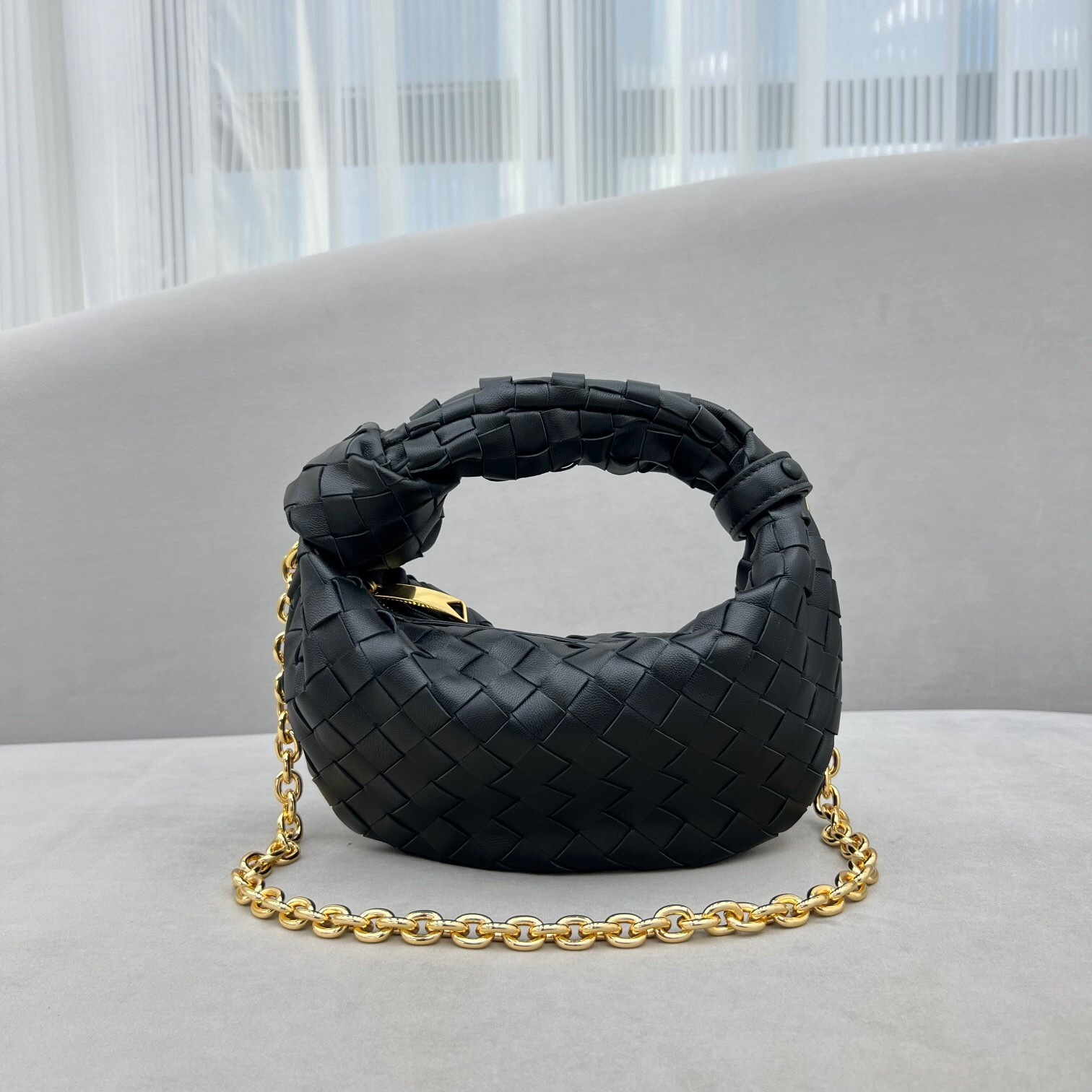 Bottega Veneta Mini Jodie bag in black leather with a gold chain strap shoulder bag