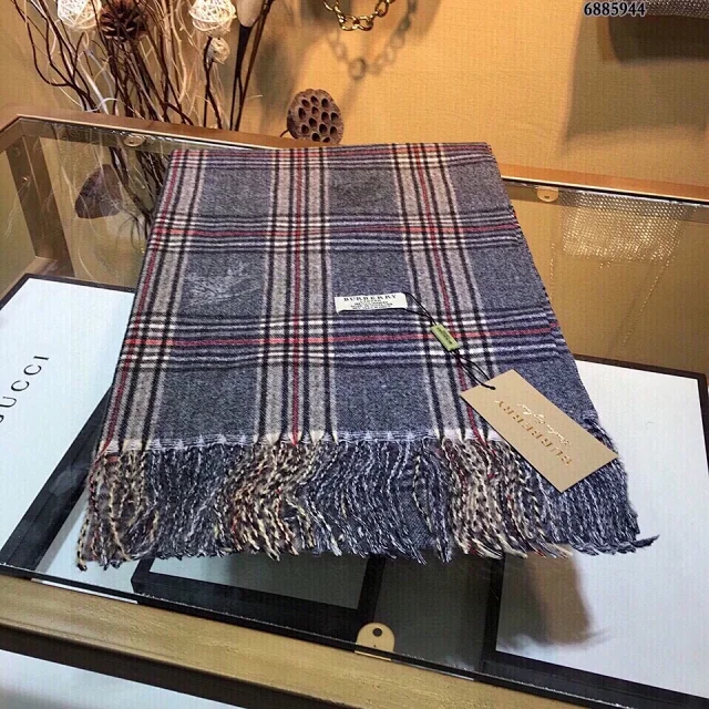 Burberry classic and versatile scarf