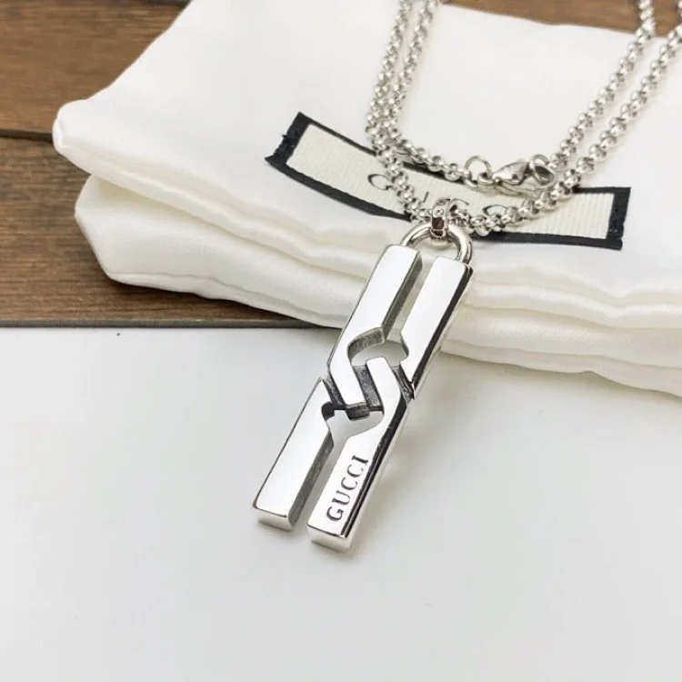 Gucci Infinity Knot necklace in silver