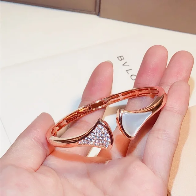 Bvlgari Divas Dream bracelet in 18 kt rose gold with mother-of-pearl and pave diamonds.