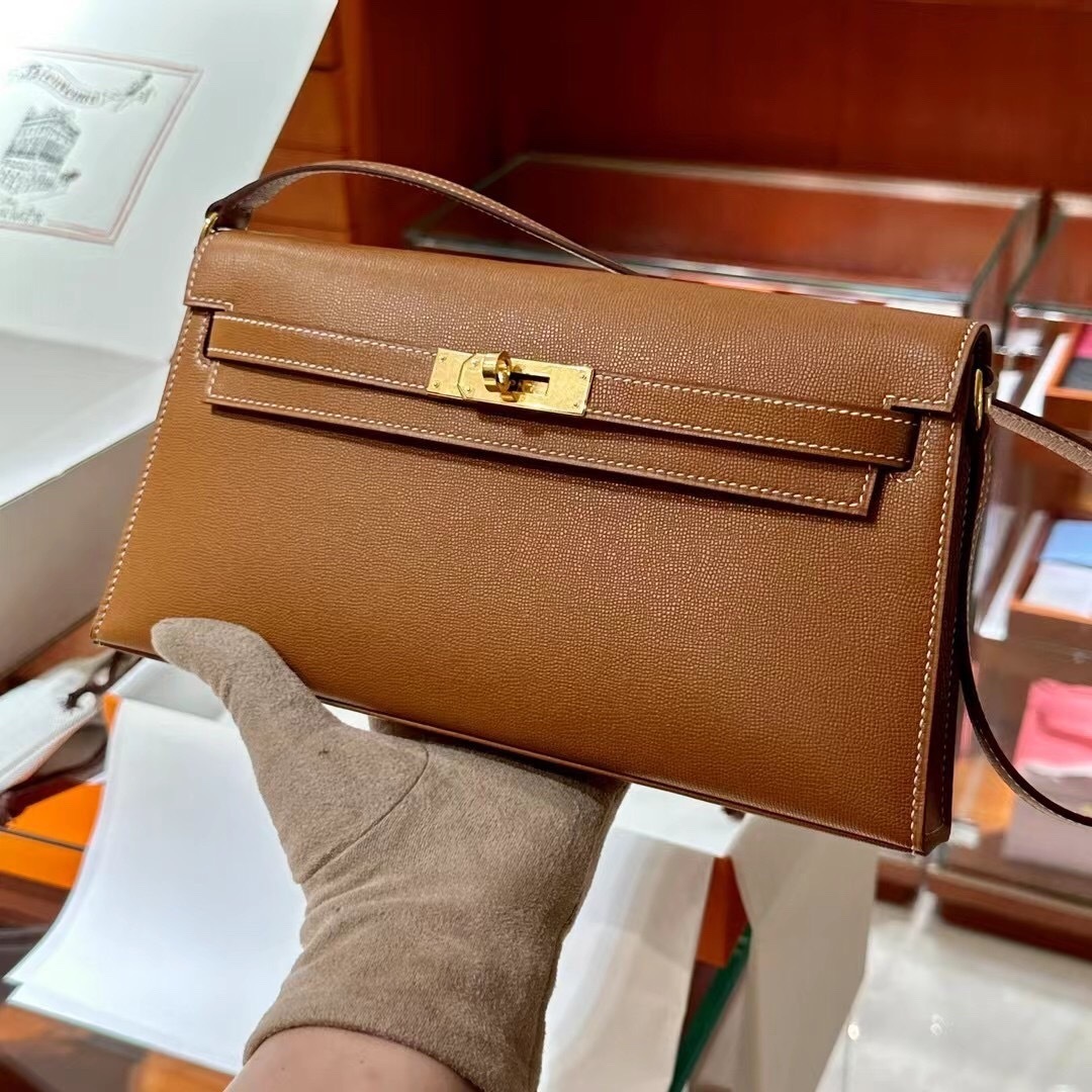 Hermes Kelly Classique To Go wallet in black leather with gold-plated hardware