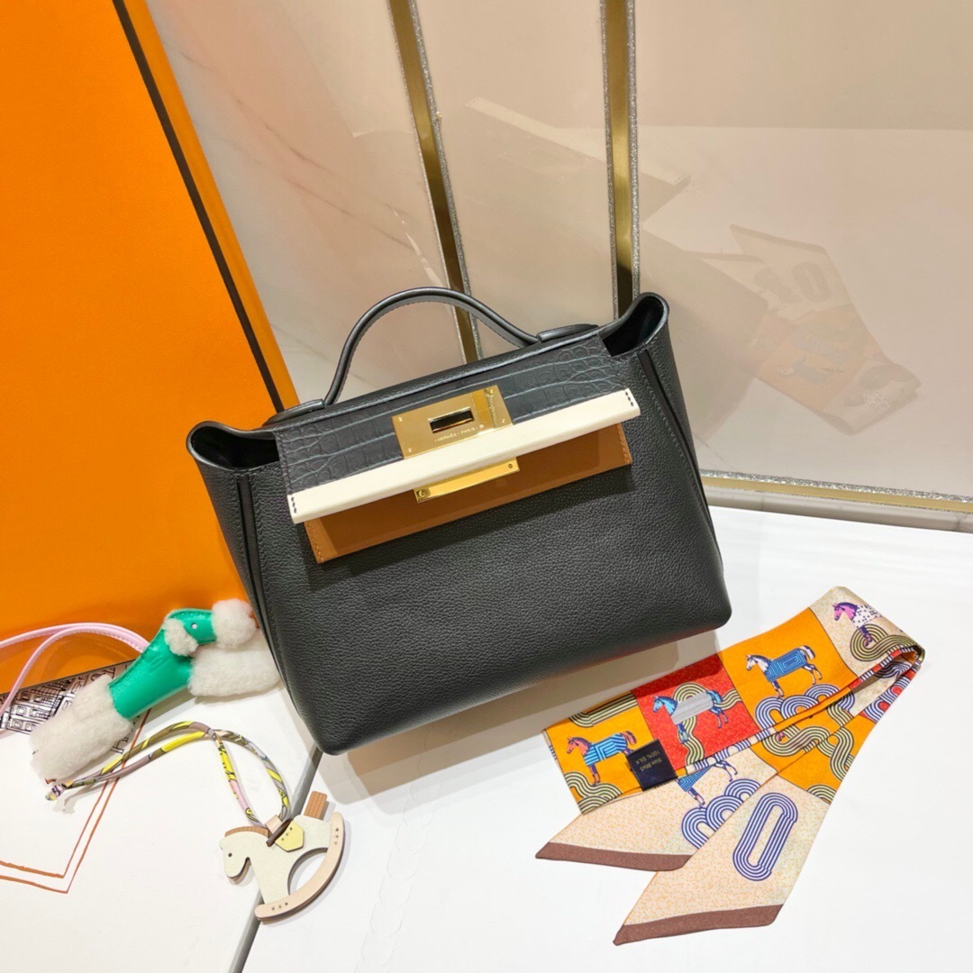 Hermes 24/24 29 bag in Noir Matte Alligator and Togo leather with gold-tone accents