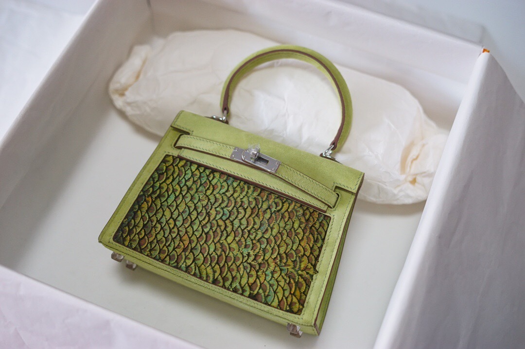 Hermes Feather Sellier Kelly bag in green suede with peacock feathers