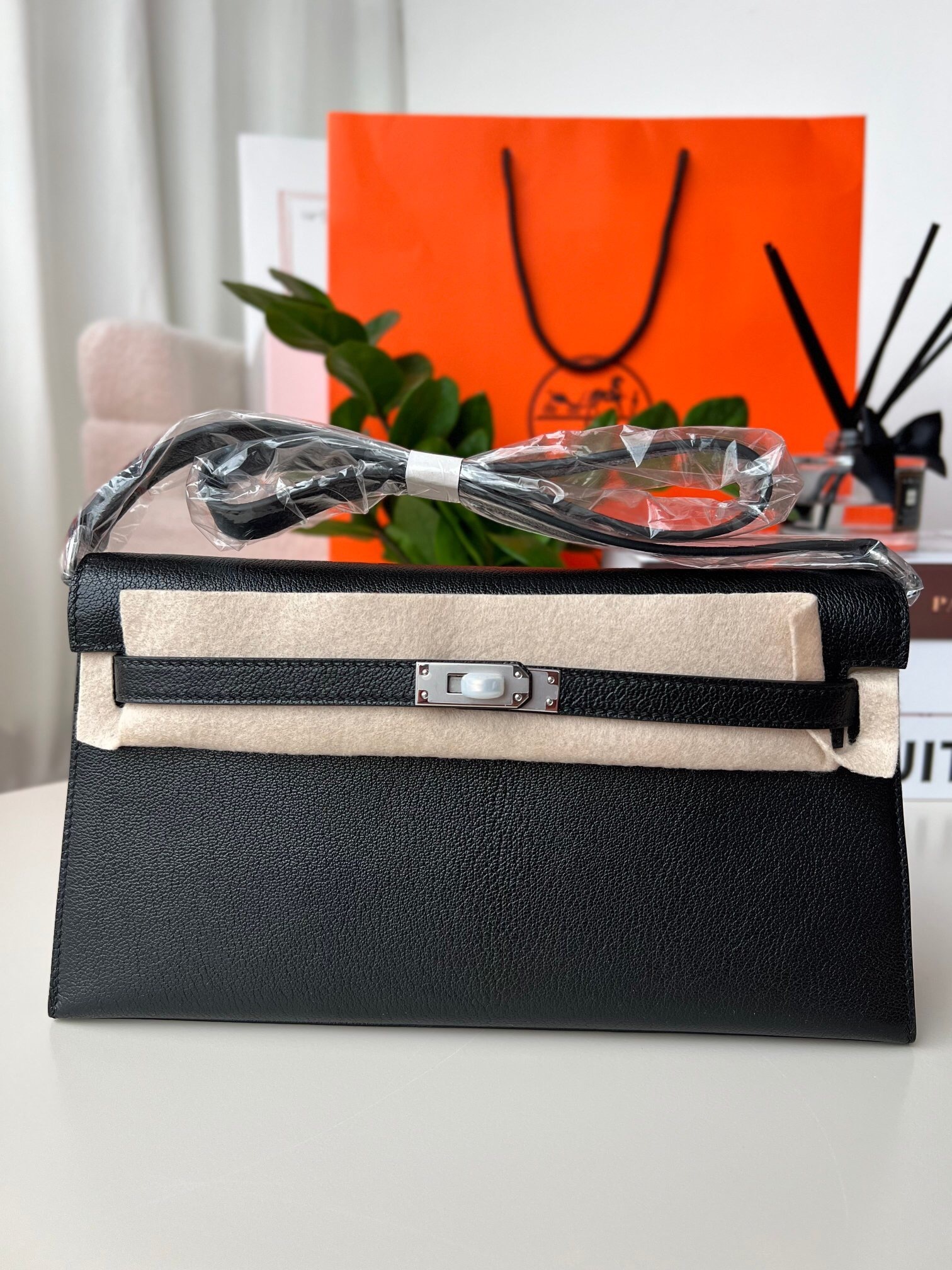 Hermes Kelly Depeches 25 pouch in black leather
