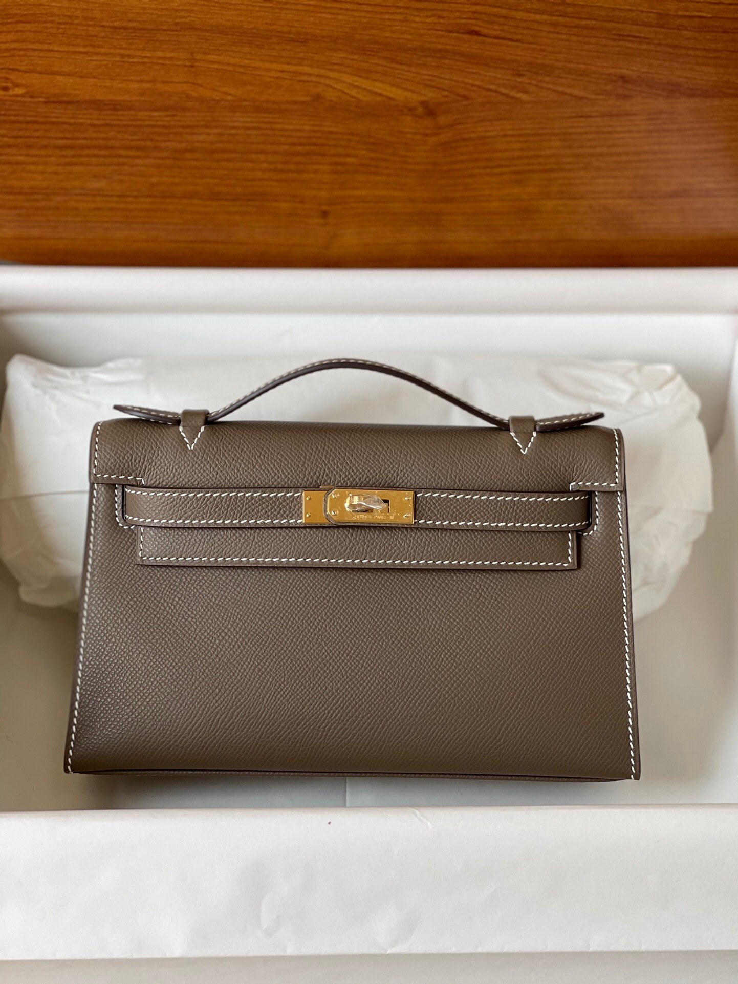 Hermes Kelly Pochette handbag in Etoupe Swift leather with gold hardware