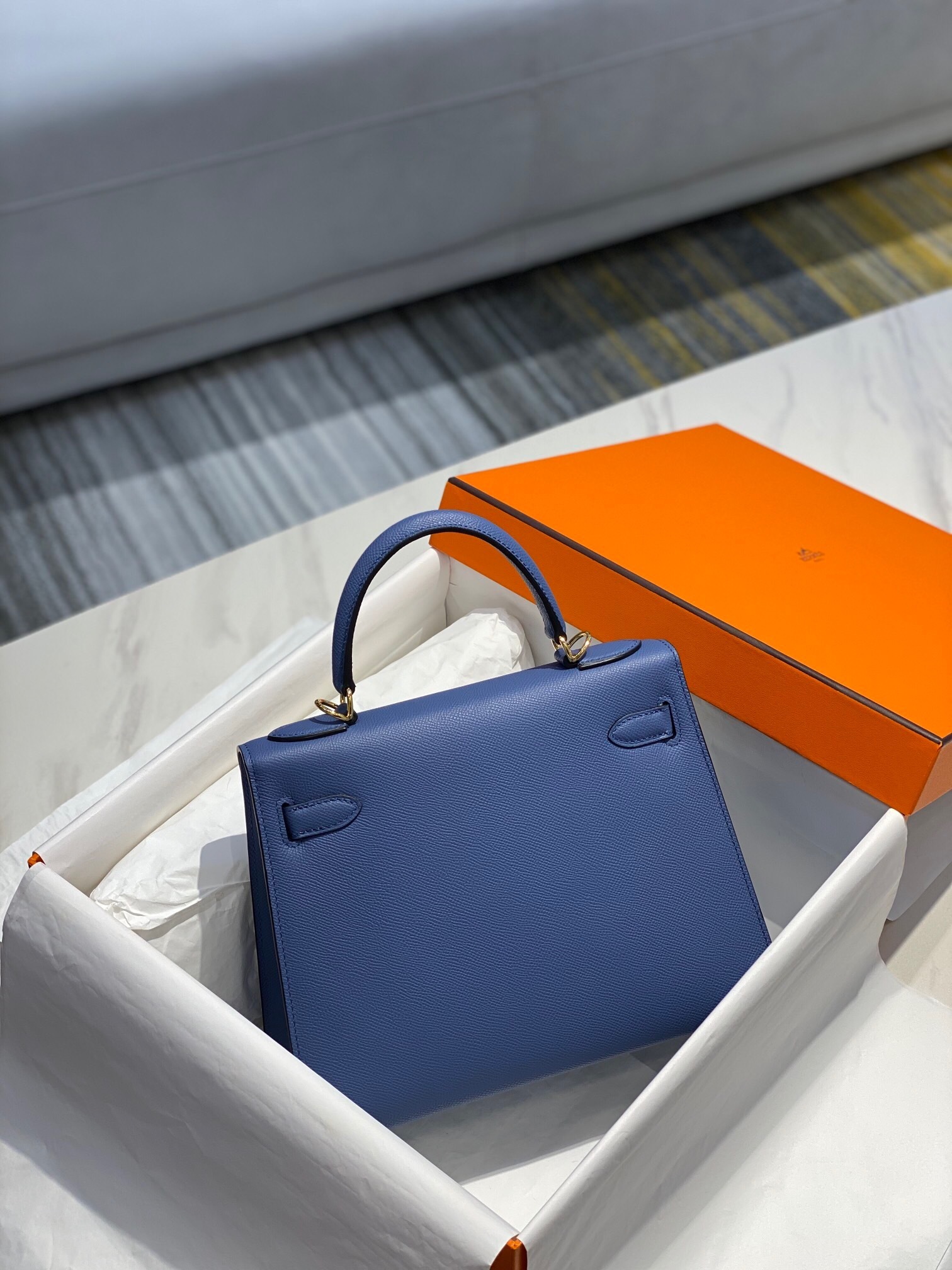 Hermes Kelly bag shape and a single top handle.