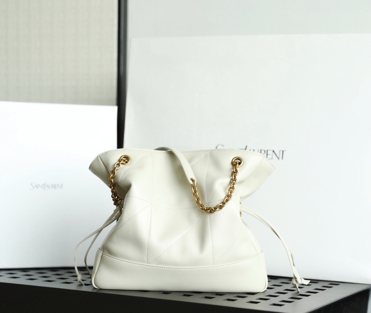 Saint Laurent Jamie Shopping bag in white quilted leather