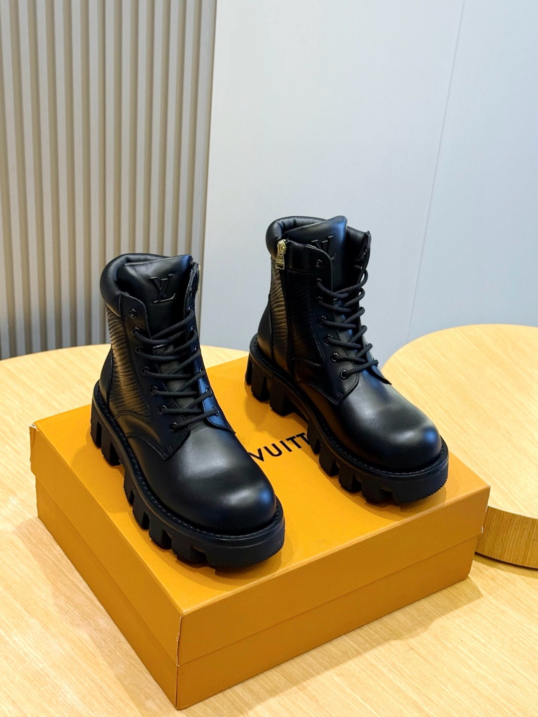 LV 1AD9T9 Checker Ranger Boots
