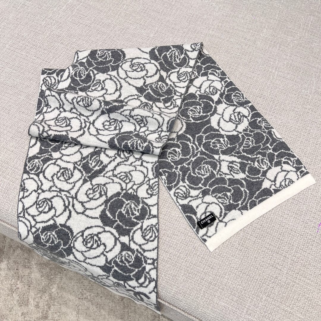 Chanel 23k Camellia knitted cashmere scarf