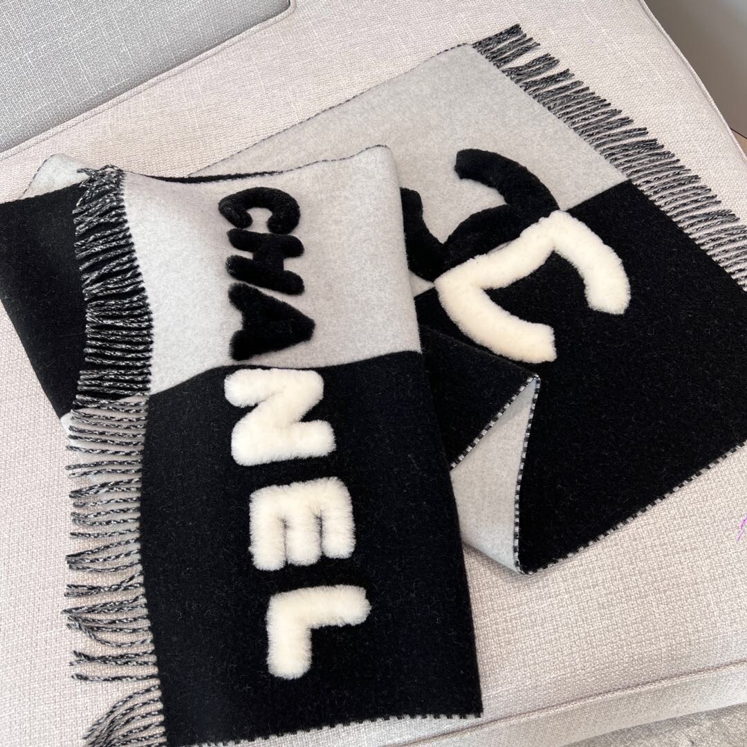 Chanel  hand-tufted rug with a black and white design Scarf