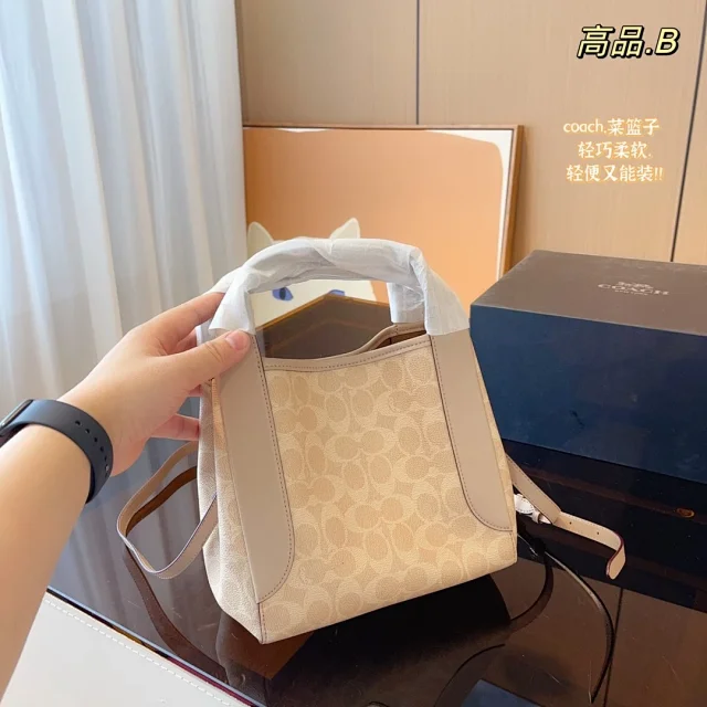 Coach Women's Signature Hadley Hobo Bag